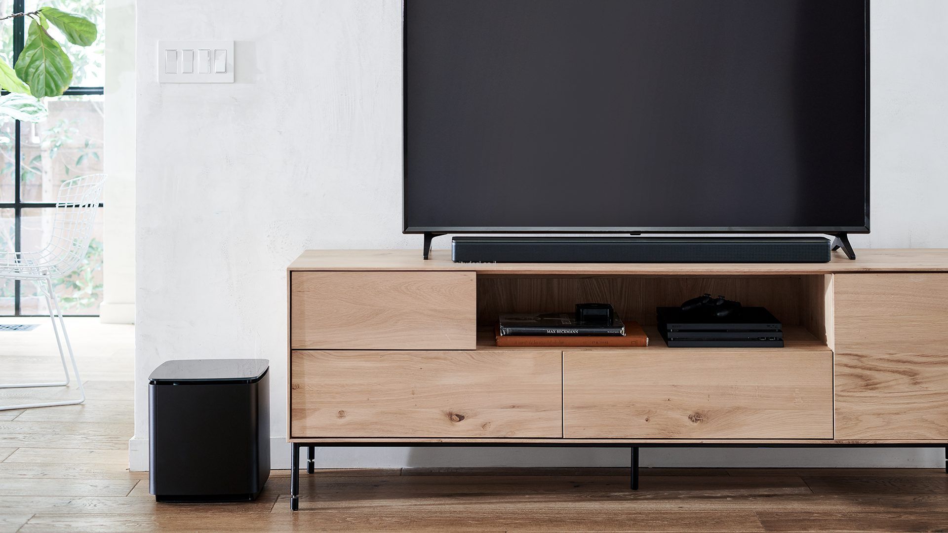 Bose Soundbar 700 תמונת אווירה בסלון Bose Soundbar 700 בסלון עם טלוויזיה
