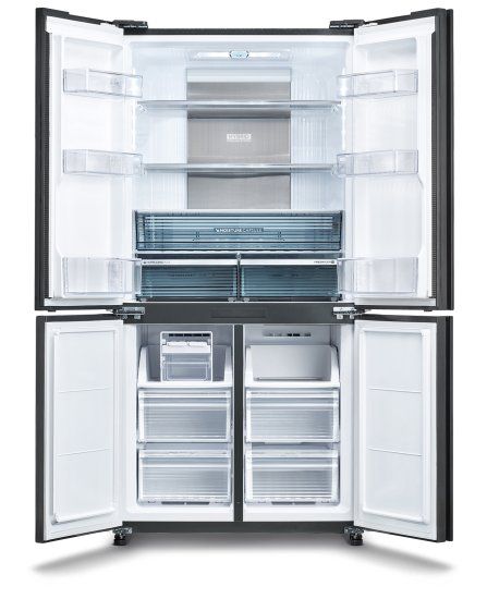 חלל פנימי ענק במקרר SHARP SJ-FFER89-SL בנפח 572 ליטר מקרר SHARP SJ-FFER89-SL פתוח וריק עם מדפים ומגירות