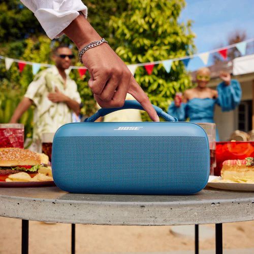 רמקול Bose SoundLink Max - עוצמתי, נייד ועמיד בפני מים הרם את המסיבה עם הרמקול Bose SoundLink Max. בתמונה ניתן לראות את העיצוב הנייד והקומפקטי שלו, עם ידית נשיאה המאפשרת לקחת אותו לכל מקום. הרמקול עמיד בפני מים, כך שתוכלו ליהנות ממוזיקה גם ליד הבריכה או בחוף הים.