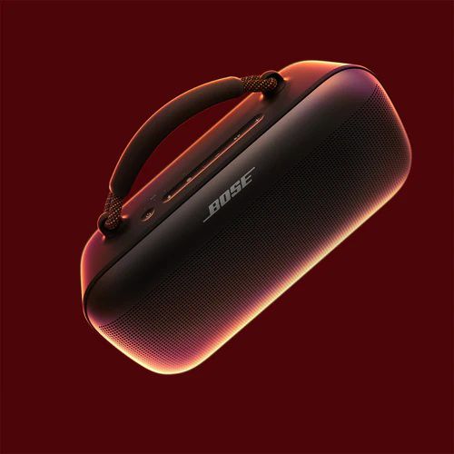 Bose SoundLink Max: רמקול נייד עוצמתי עם סאונד איכותי וחיי סוללה ארוכים התמונה מציגה את הרמקול הנייד Bose SoundLink Max בעיצובו האלגנטי והמודרני. הרמקול מציע סאונד עוצמתי ואיכותי, עמידות בפני מים ואבק, וחיי סוללה ארוכים במיוחד. הידית הנוחה לנשיאה מאפשרת לקחת אותו לכל מקום - לפיקניק בפארק, למסיבה על החוף או סתם להאזנה בבית.
