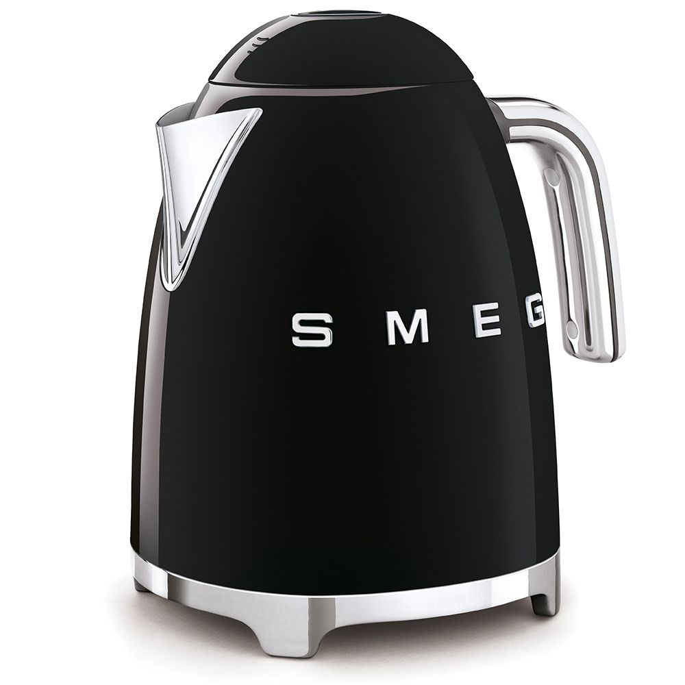 SMEG KLF03BLEU שחור מבריק - תקריב עיצוב קומקום SMEG KLF03BLEU שחור מבריק בהמחשת עיצוב ופרטים