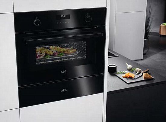 תנור משולב מיקרוגל AEG CME565060B – תנור בנוי שחור 43 ליטר תמונה של תנור בנוי משולב מיקרוגל AEG CME565060B בנפח 43 ליטר, צבע שחור, עם דלת Soft Motion, תצוגת טאצ' מתקדמת, טכנולוגיית Thermic Hot Air ואבזור איכותי – עיצוב מודרני לבישול מושלם