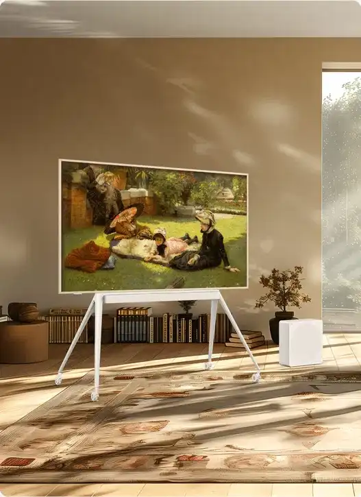 TCL 55A300 Pro - חווית צפייה מושלמת אישה צופה בסרט על טלוויזיית TCL 55A300 Pro, מדגים את חווית הצפייה הסוחפת