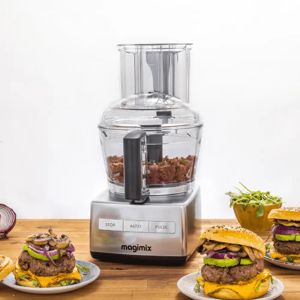 מעבד מזון Magimix CS3200CMSE: עוצמה שקטה ואחריות מנוע ל-30 שנה מעבד מזון Magimix CS3200CMSE עם שלוש הקערות במבט צד