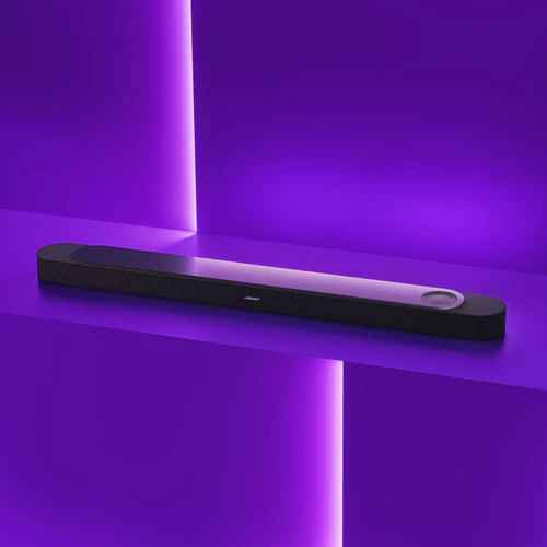 Bose Lifestyle Ultra - אסתטיקה מודרנית מקרן קול Bose Lifestyle Ultra על שידה מעוצבת